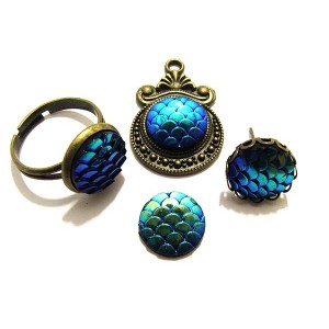 https://www.deida.ro/14224-20365-thickbox/crs65-cabochon-rasina-solzi-sirena-culori-paun-si-auriu-efect-ab-12mm-.jpg