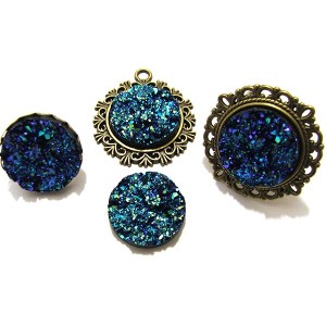 https://www.deida.ro/14671-21007-thickbox/crs10a-cabochon-rasina-druzy-nuante-bleumarin-cu-auriu-20mm.jpg