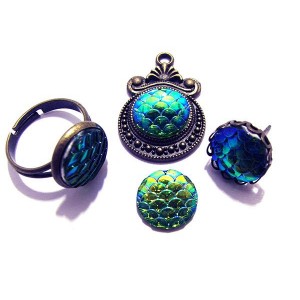 https://www.deida.ro/14827-21213-thickbox/crs64-b-cabochon-rasina-solzi-sirena-bleu-verde-si-auriu-oglinda-efect-ab-12mm-.jpg