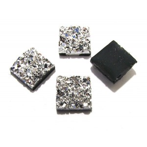 https://www.deida.ro/15265-21710-thickbox/crs79-cabochon-rasina-druzy-argintiu-1212mm-druzy-gri-argintiu-1212mm.jpg