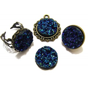 https://www.deida.ro/15469-21954-thickbox/crs10a-cabochon-rasina-druzy-nuante-bleumarin-cu-auriu-20mm.jpg