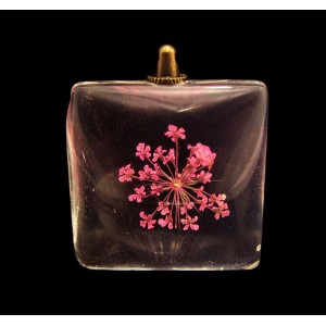 https://www.deida.ro/19087-26044-thickbox/pfu-f-07-2-buc-pandantiv-flori-uscate-patrat-3530mm.jpg