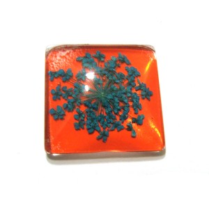 https://www.deida.ro/19452-26474-thickbox/disponibil-1-bucata-csfu25mm-40-cabochon-sticla-flori-uscate-25mm.jpg