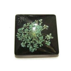 https://www.deida.ro/19456-26478-thickbox/disponibil-1-bucata-csfu25mm-40-cabochon-sticla-flori-uscate-25mm.jpg