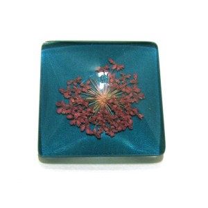 https://www.deida.ro/19472-26494-thickbox/disponibil-1-bucata-csfu25mm-40-cabochon-sticla-flori-uscate-25mm.jpg