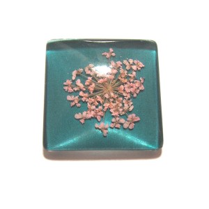 https://www.deida.ro/19489-26511-thickbox/disponibil-1-bucata-csfu25mm-40-cabochon-sticla-flori-uscate-25mm.jpg