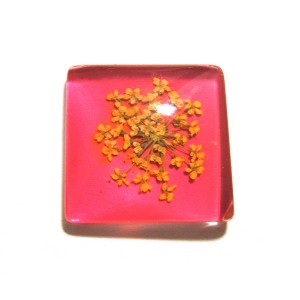 https://www.deida.ro/19511-26533-thickbox/disponibil-1-bucata-csfu25mm-40-cabochon-sticla-flori-uscate-25mm.jpg