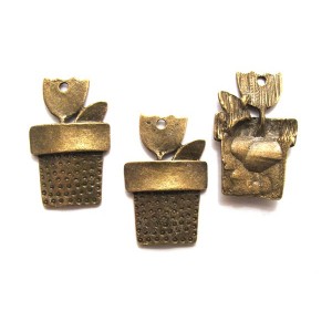 https://www.deida.ro/21055-28618-thickbox/disponibil-1-set-cu-15-bucati-cp96-pandantiv-floare-in-ghiveci-bronz-antic-3220mm.jpg