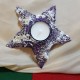 Suport lumanare steluta mov cu zapada si glitter auriu 15cm