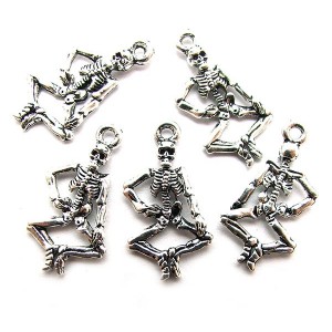 https://www.deida.ro/6132-8854-thickbox/charm-skeleton-argintiu-antic-26135mm.jpg